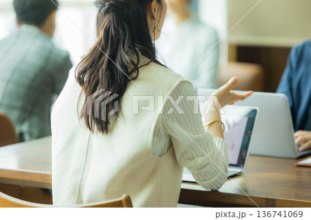 打ち合わせをするビジネスパーソン 136741069