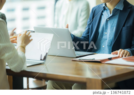 打ち合わせをするビジネスパーソン 136741072