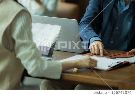 打ち合わせをするビジネスパーソン 136741074