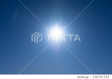 青空に輝く太陽、映り込むフレア 青空に輝く太陽、映り込むフレア 136741153