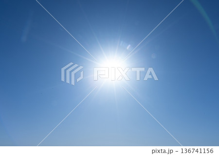 青空に輝く太陽、映り込むフレア 136741156