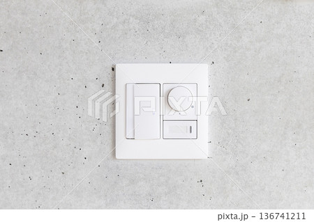 コンクリートの壁についたスイッチ 136741211