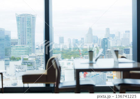 高層階のオフィスでパソコンがある風景 高層階のオフィスでパソコンがある風景 136741225