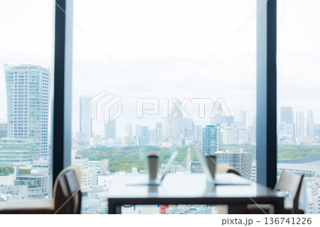 高層階のオフィスでパソコンがある風景 136741226