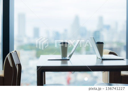 高層階のオフィスでパソコンがある風景 136741227