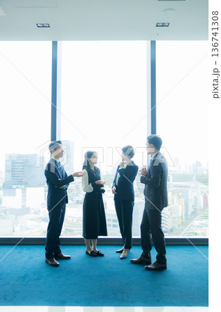 立ち話をするビジネスパーソン 　　  136741308