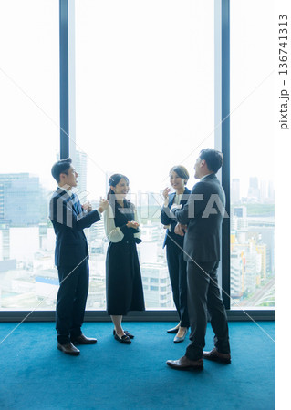 立ち話をするビジネスパーソン 　　  136741313