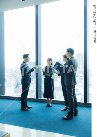 立ち話をするビジネスパーソン 　　  136741314
