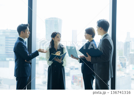 立ち話をするビジネスパーソン 　　  136741316