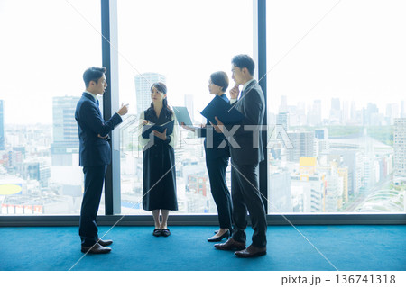 立ち話をするビジネスパーソン 　　  136741318