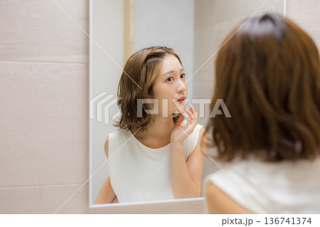 鏡を見る若い女性　　 136741374