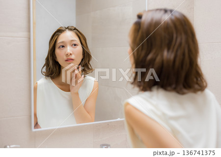 鏡を見る若い女性　　 136741375