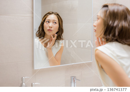 鏡を見る若い女性 鏡を見る若い女性 136741377
