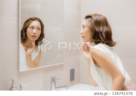 鏡を見る若い女性 鏡を見る若い女性 136741378