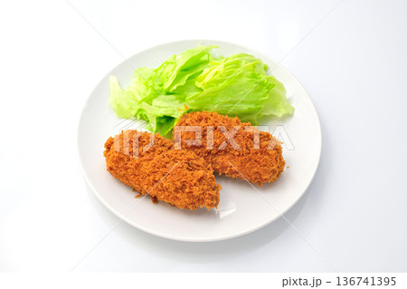 皿に盛りつけた蟹クリームコロッケ 136741395