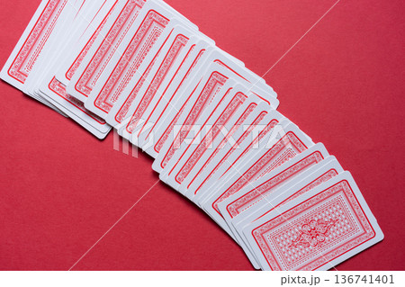 赤背景に並ぶトランプ 136741401