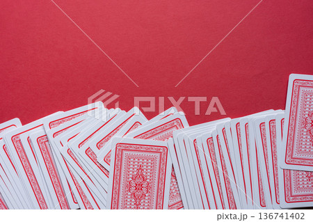 赤背景に並ぶトランプ 136741402