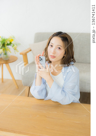 スマホを見る笑顔の女性　 136741411