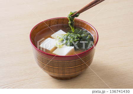 あおさと豆腐のお味噌汁 136741430