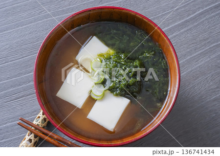 あおさと豆腐のお味噌汁 136741434