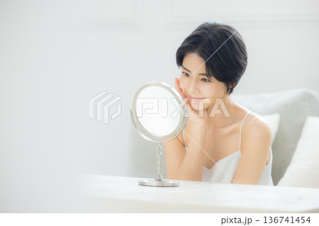 若い女性のスキンケア 若い女性のスキンケア 136741454
