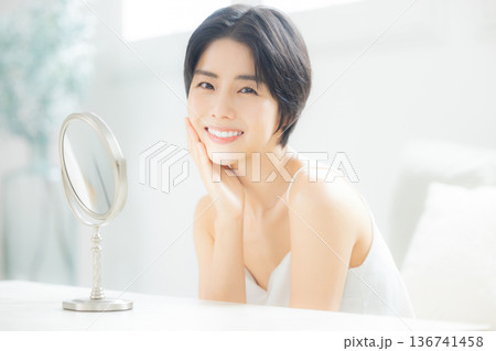 若い女性のスキンケア　　  　　　　 136741458