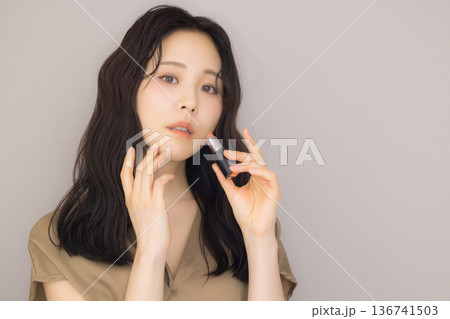 ベージュのワンピースの女性　　 136741503