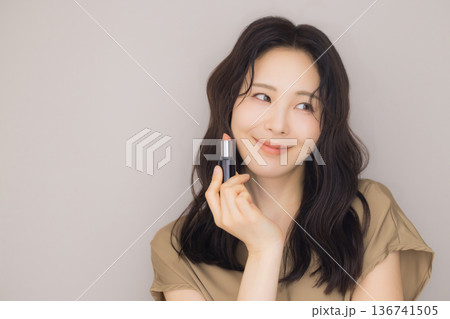 振り向く女性 136741505