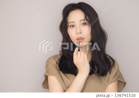 振り向く女性 振り向く女性 136741510