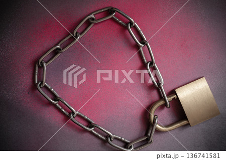 南京錠と鎖 136741581