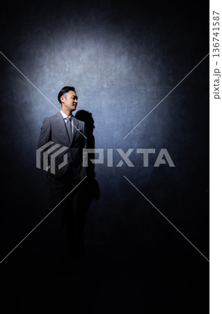 暗い背景のビジネスマン　　  136741587