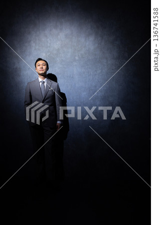 暗い背景のビジネスマン　　  136741588