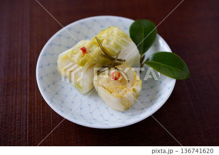 白菜の漬物 136741620