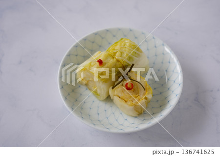 白菜の漬物 136741625