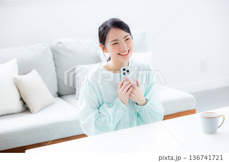 部屋でスマホを使う女性 136741721