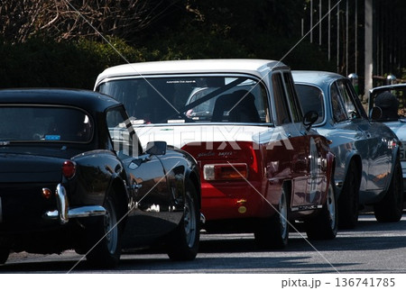 公道を走行するヴィンテージスポーツカー、アルファロメオとトライアンフの列 136741785