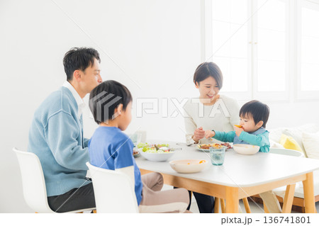 ダイニングテーブルで食事する家族  136741801