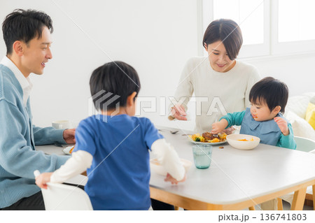 ダイニングテーブルで食事する家族 ダイニングテーブルで食事する家族 136741803