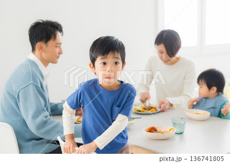 ダイニングテーブルで食事する家族  136741805