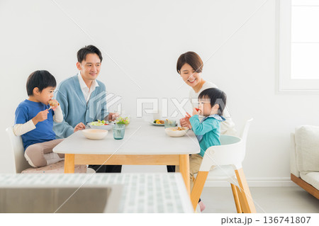 ダイニングテーブルで食事する家族 ダイニングテーブルで食事する家族 136741807