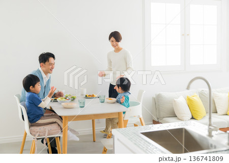 ダイニングテーブルで食事する家族 ダイニングテーブルで食事する家族 136741809