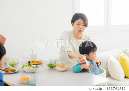 ダイニングテーブルで食事する家族  136741811