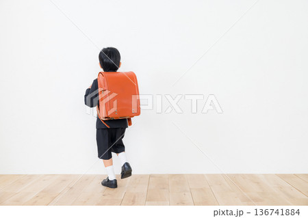 ランドセルを背負ったスーツの男の子　 136741884
