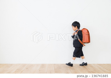 ランドセルを背負ったスーツの男の子　 136741885