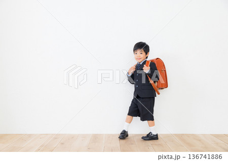 ランドセルを背負ったスーツの男の子　 136741886
