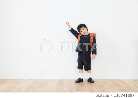 ランドセルを背負ったスーツの男の子 ランドセルを背負ったスーツの男の子 136741887