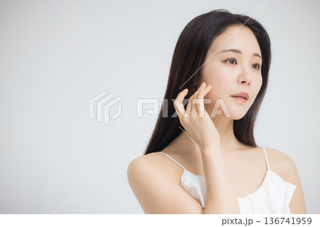 ビューティーモデルの若い女性　 136741959