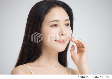 ビューティーモデルの若い女性　 136741960