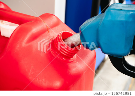 ポリタンクに灯油を入れる　灯油の給油 136741981