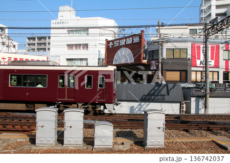 十三駅を通過する阪急電車 十三駅を通過する阪急電車 136742037